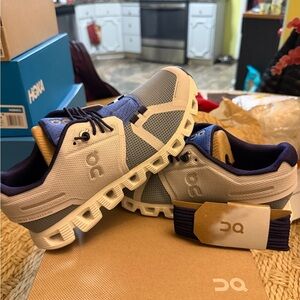 ON CLOUD 5 PUSH SZ 5.5 woman new in box $170 retail price!!
